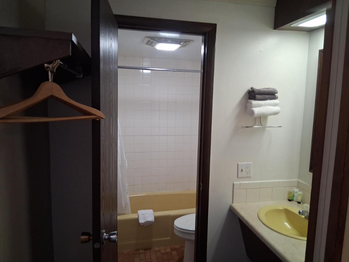 Pines Motel — photo 8