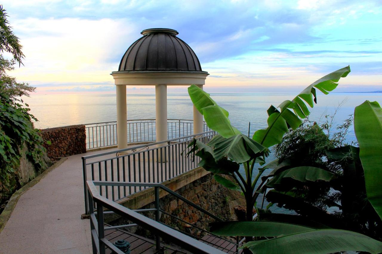Beach: Castello Mare Hotel