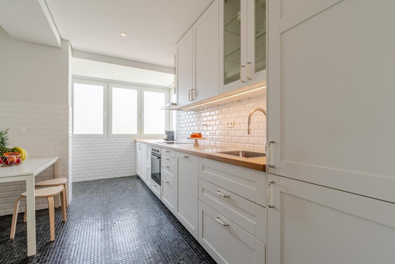 HostWise - Bright & Spacious Flat w/ Garage - 4