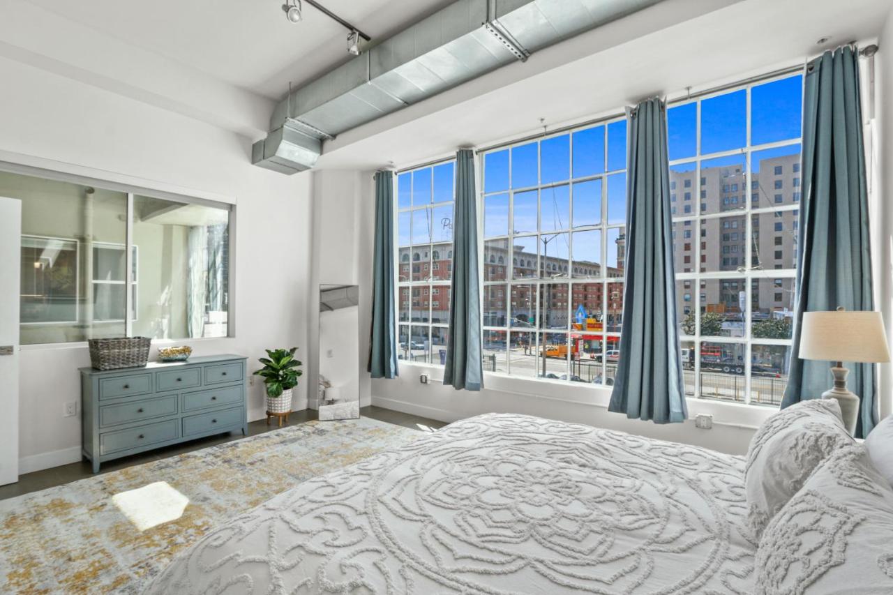 Stunning DTLA Gem 2 bed with pool, gym and parking - 2