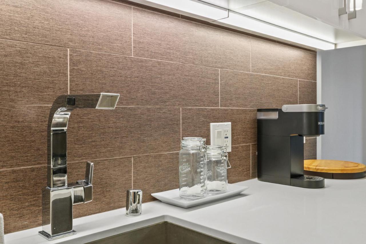 Stunning DTLA Gem 2 bed with pool, gym and parking - 3