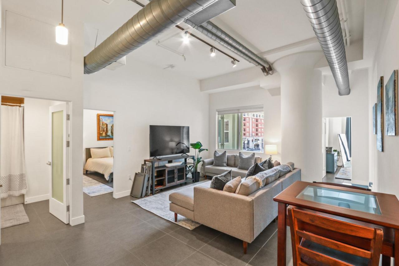 Stunning DTLA Gem 2 bed with pool, gym and parking - 5