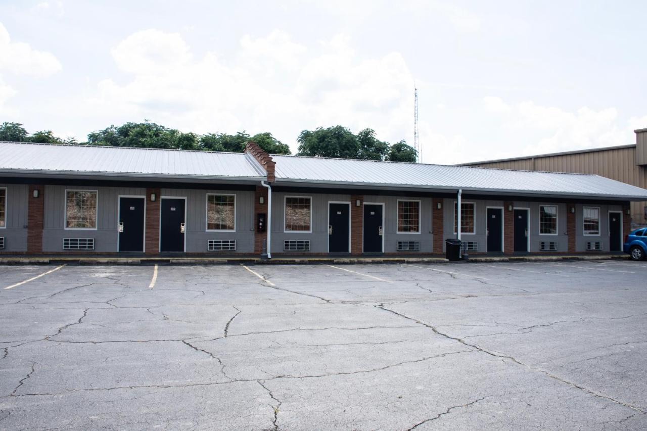 Budget Inn — photo 17