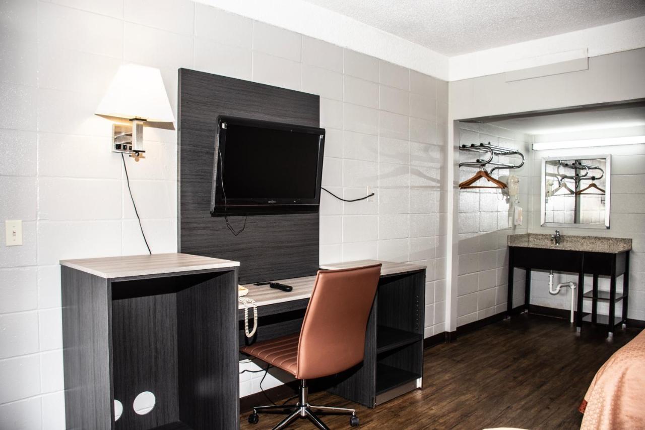 Budget Inn — photo 8
