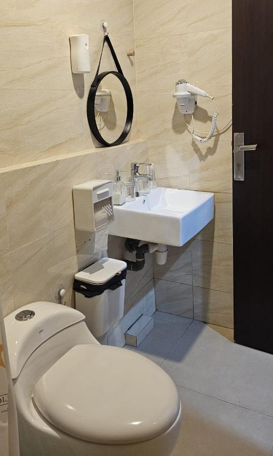 Risa Formosa, studio 25-10 - 3