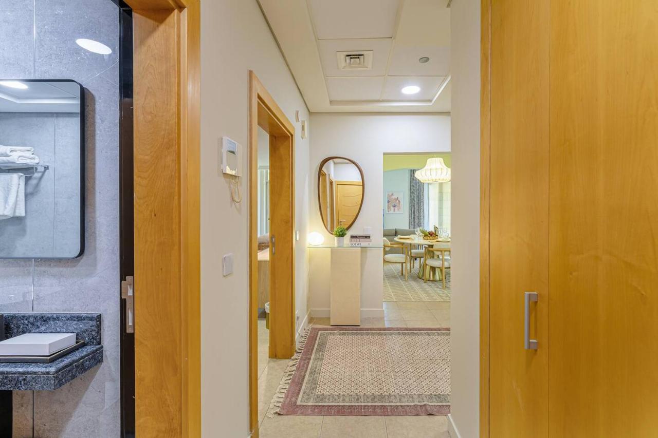 Breathtaking 1BR Sea-View Palm Apt Beach & Pool - 2