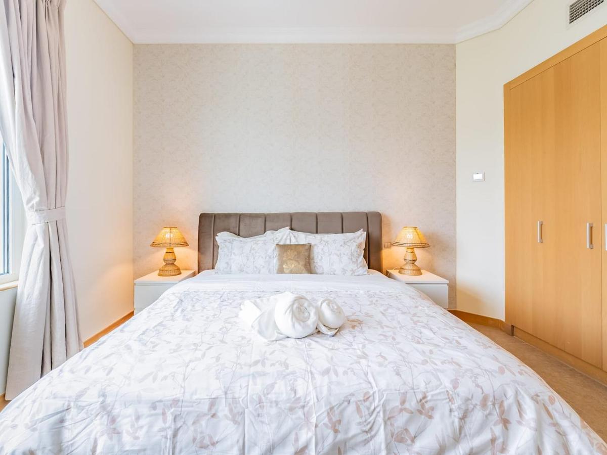 Chic 4BR Apt Pool Palm Beach Club Dubai - 4
