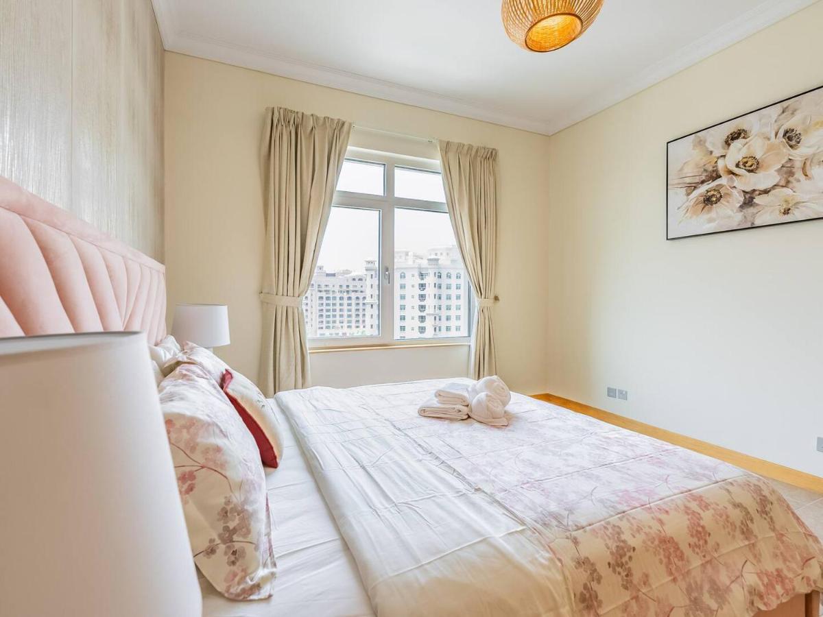 Chic 4BR Apt Pool Palm Beach Club Dubai - 3