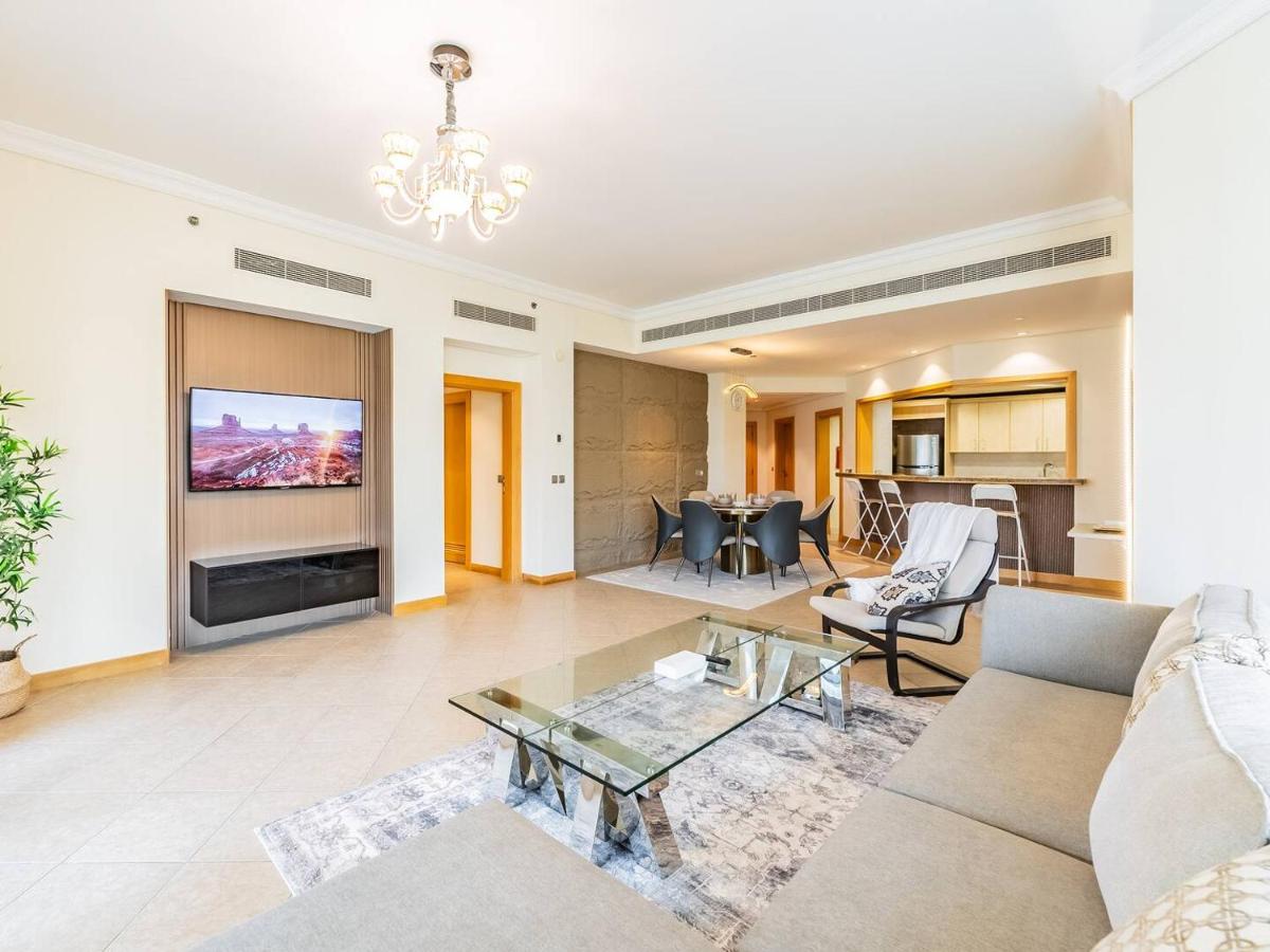 Chic 4BR Apt Pool Palm Beach Club Dubai - 2