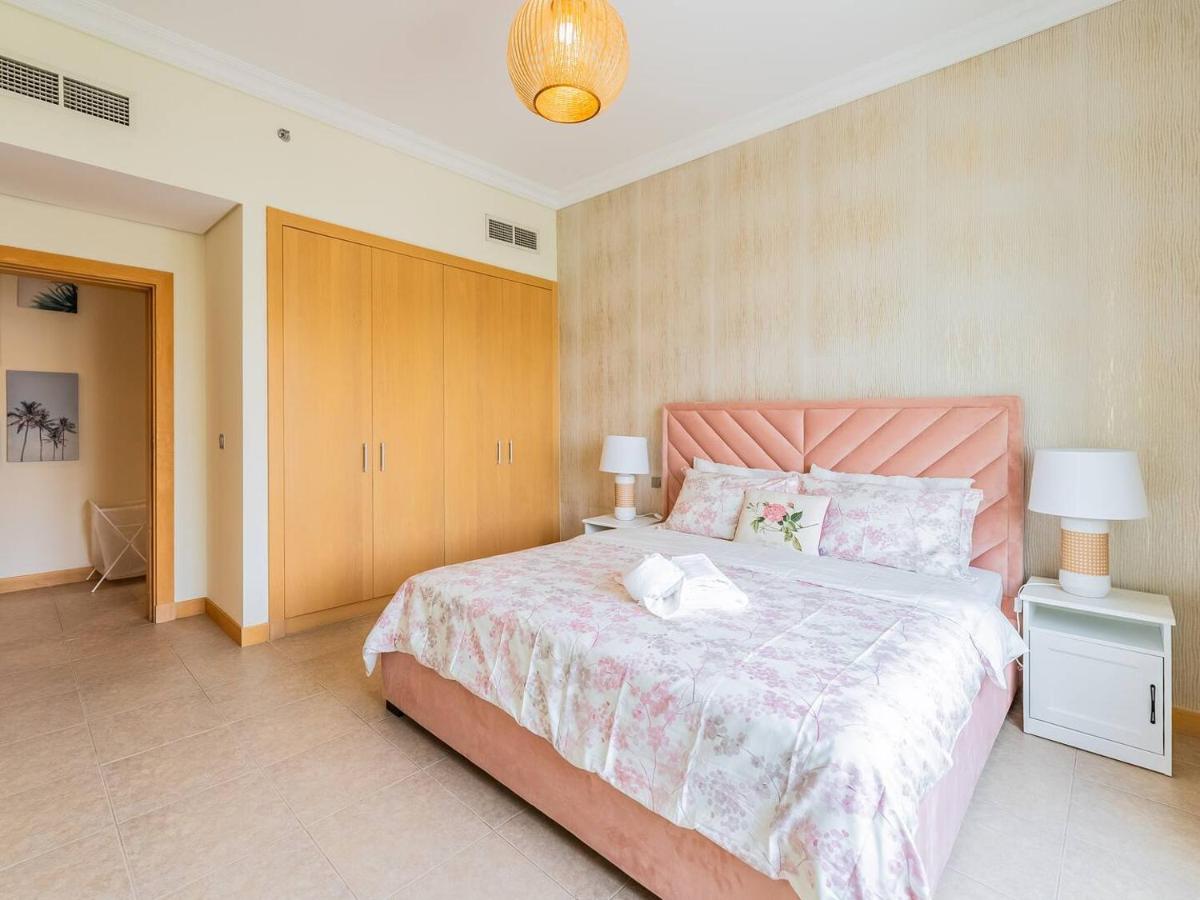 Chic 4BR Apt Pool Palm Beach Club Dubai - 5