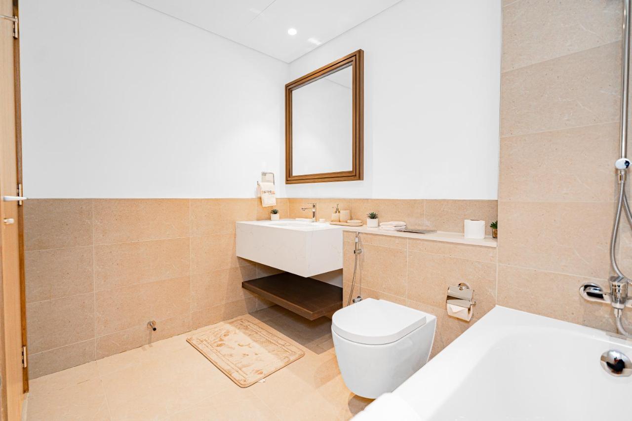 Escape24 Luxury 1BR with Sea View and Beach Access, Dubai Harbour - 3