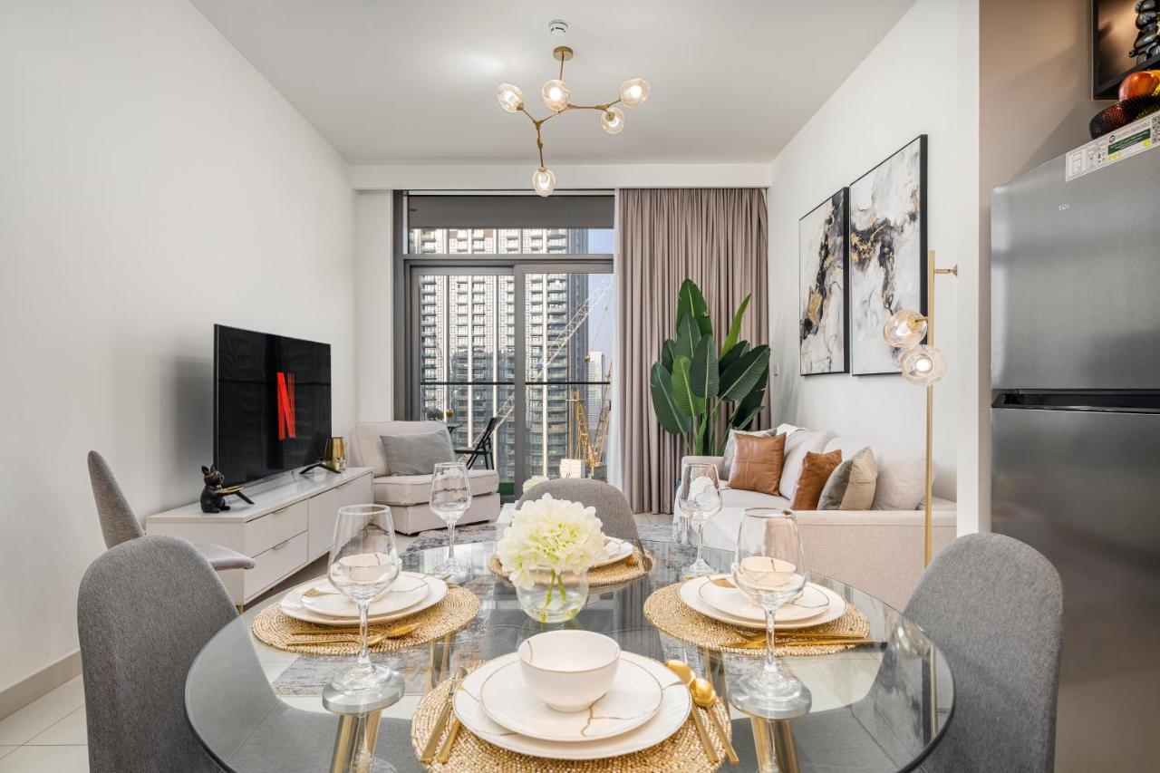 Luxury 1 Bedroom Apartment with partial Burj Khalifa View by Delujo Stays - 3