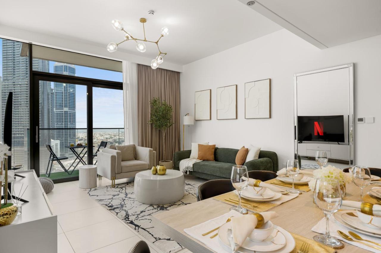 Luxury Two Bedroom Apartment with City & Pool View by Delujo Stays