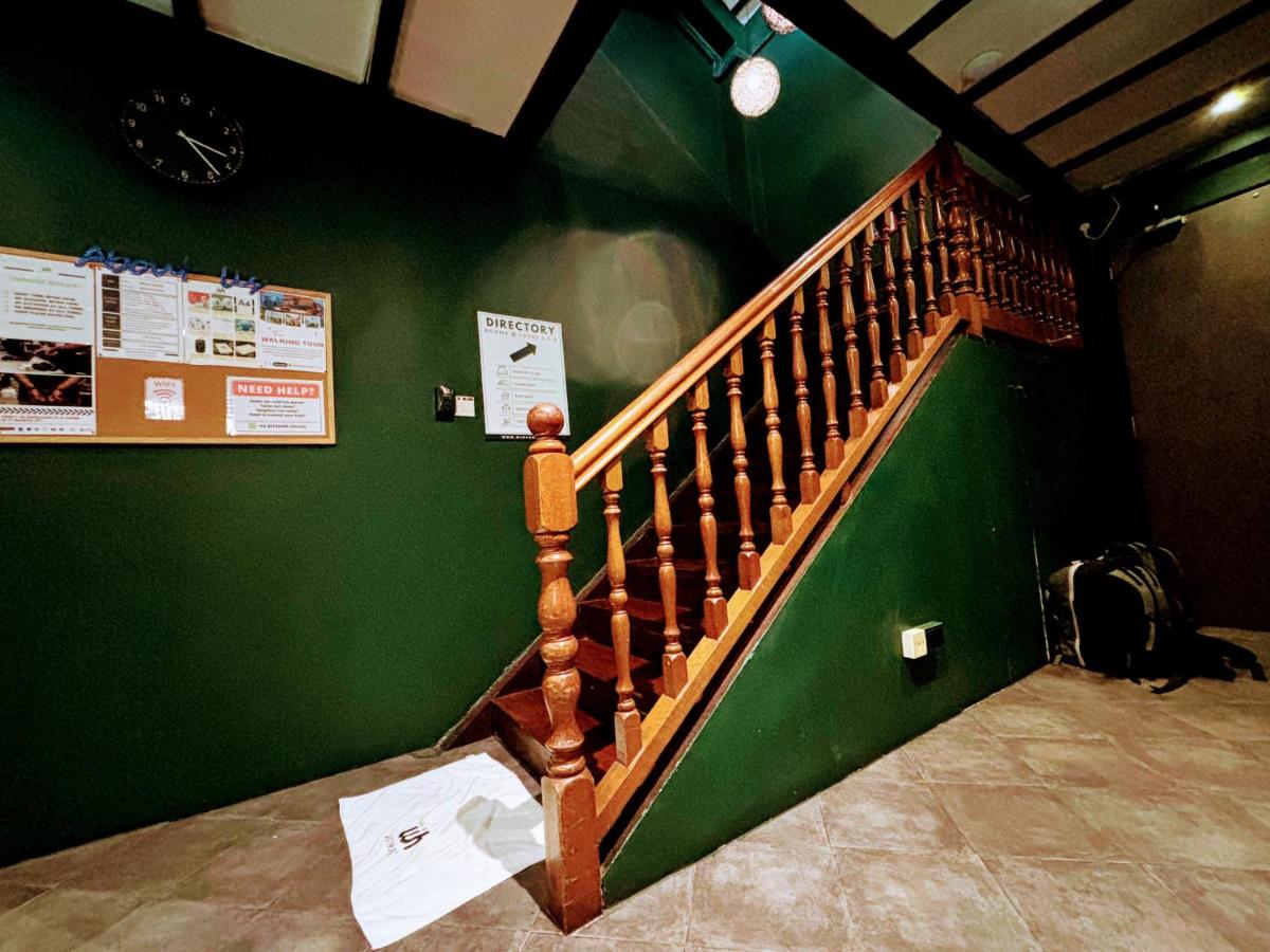 Wink at Mosque Street - 4