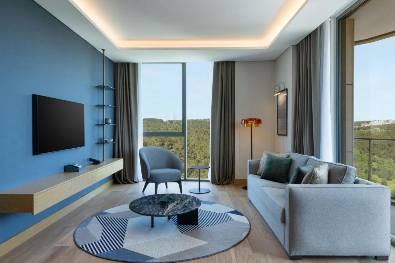Four-Bedroom Adjoining Apartment with Forest View