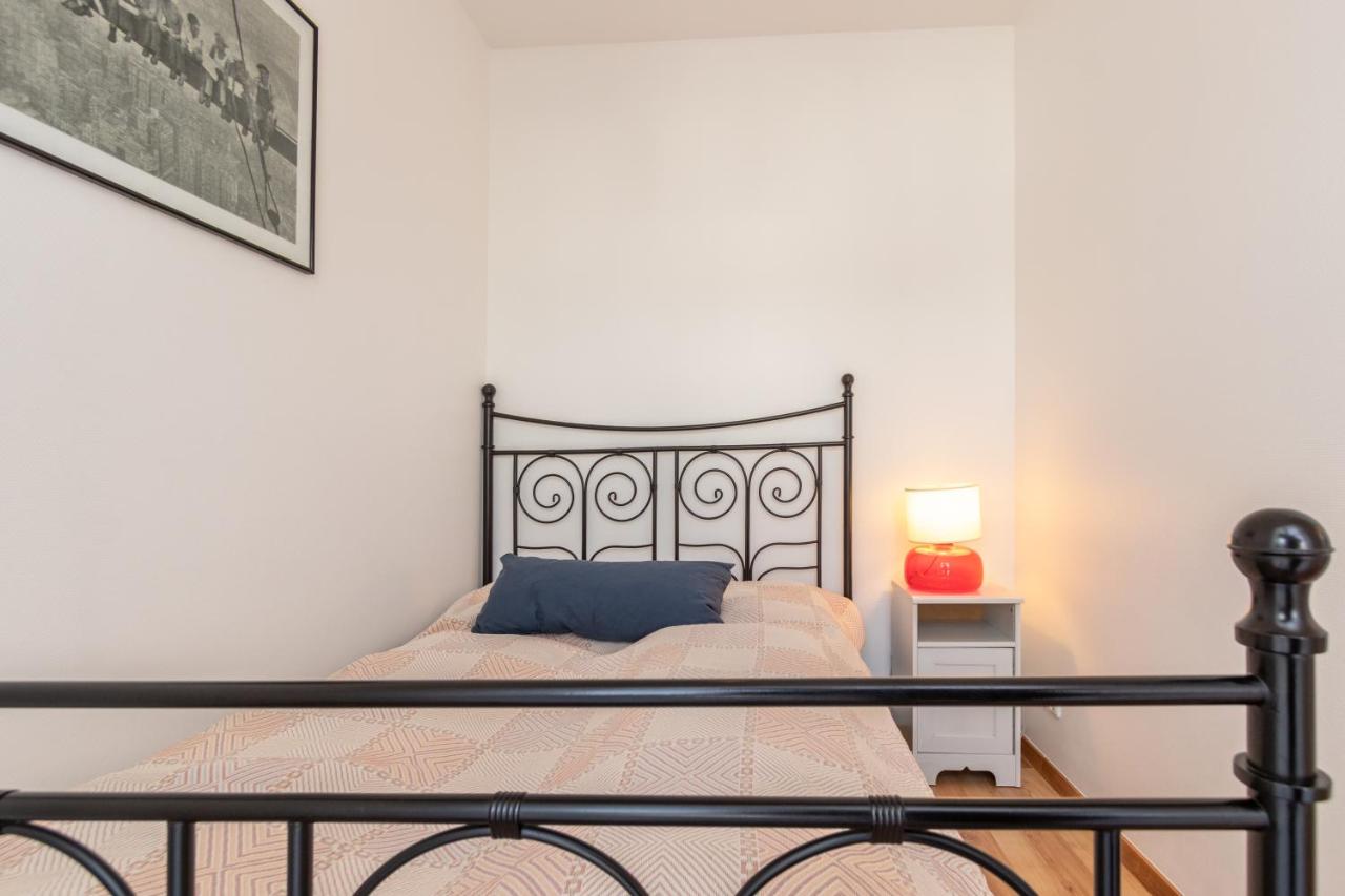 Privates Apartment mit Bad, Küche, Sofa & Balkon
