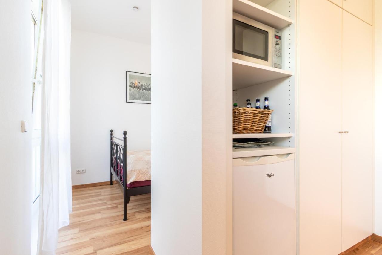 Privates Apartment mit Bad, Küche, Sofa & Balkon