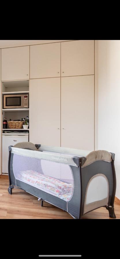 Privates Apartment mit Bad, Küche, Sofa & Balkon