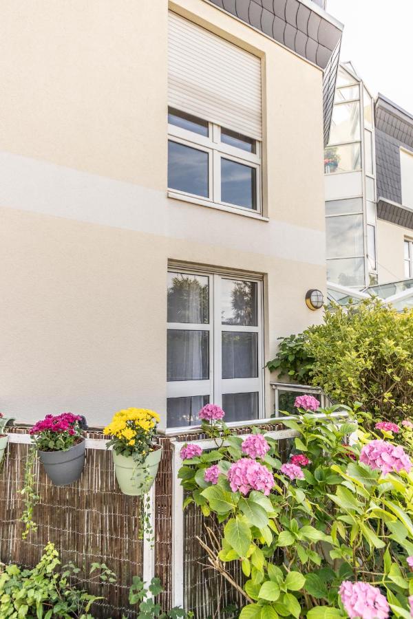 Privates Apartment mit Bad, Küche, Sofa & Balkon