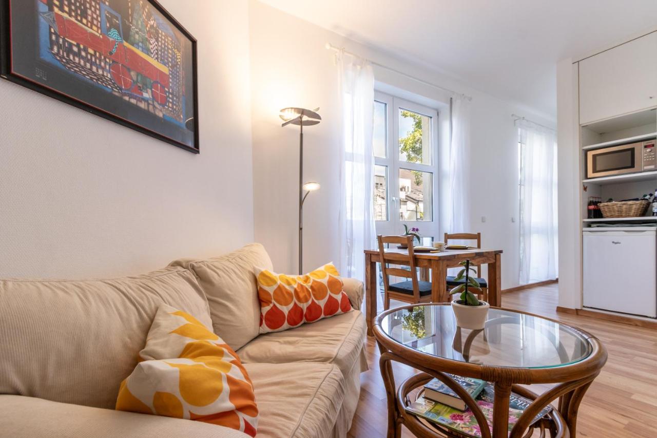 Privates Apartment mit Bad, Küche, Sofa & Balkon