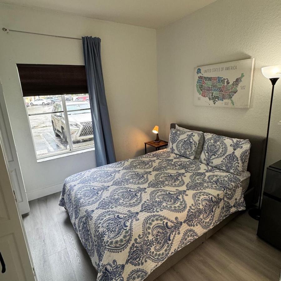 Room w Private Entrance near Airport, Dolphin Mall & FIU - 2
