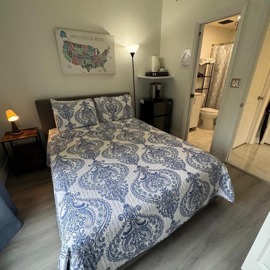 Room w Private Entrance near Airport, Dolphin Mall & FIU - 4