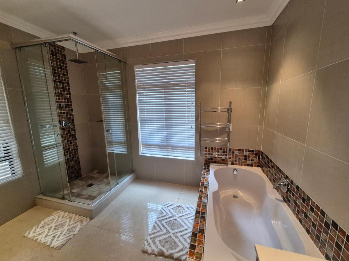 Jumanji Safaris Villa Constantia - 2