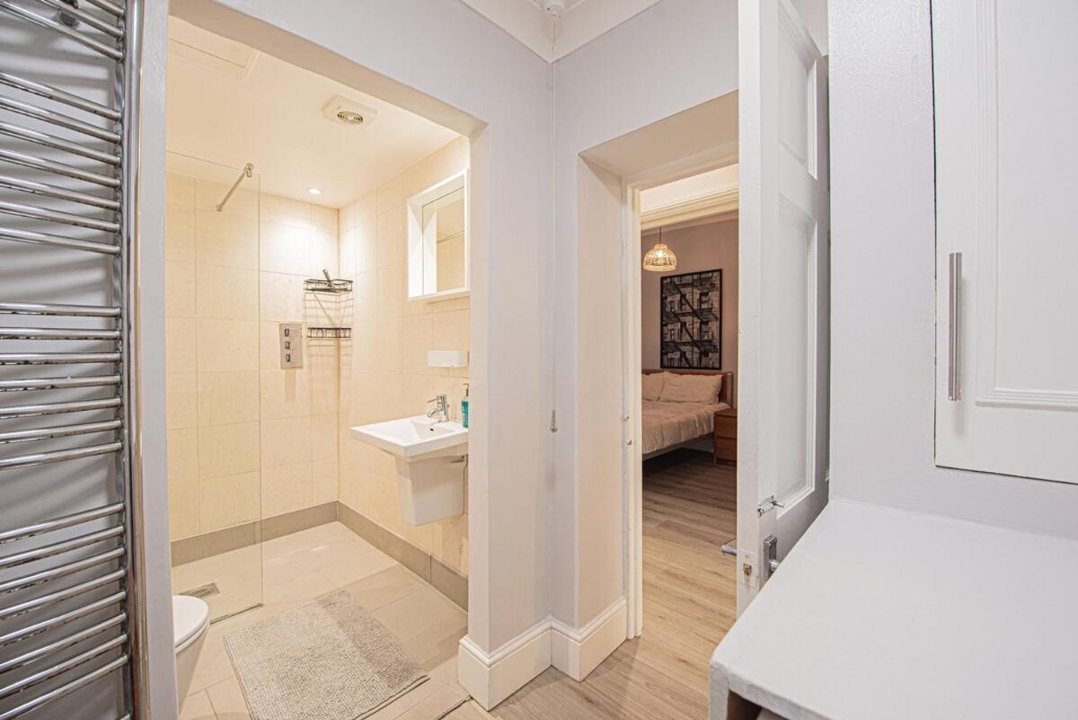 Elegant 2 Bed Flat Near Hyde Park & Paddington - 3