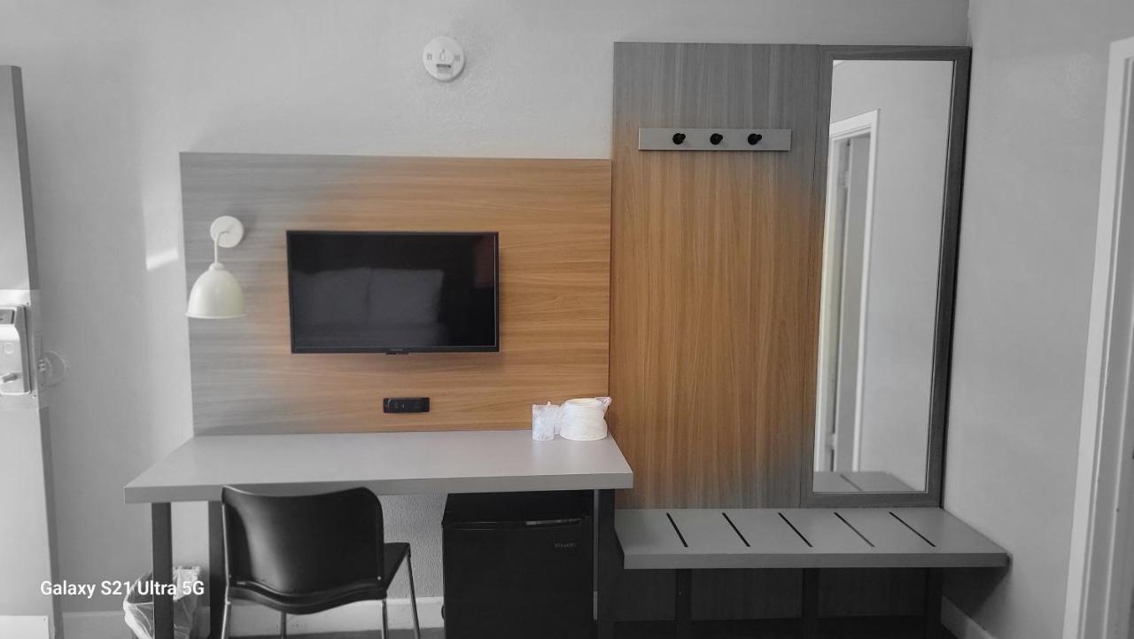 Value Inn Hollywood - 5