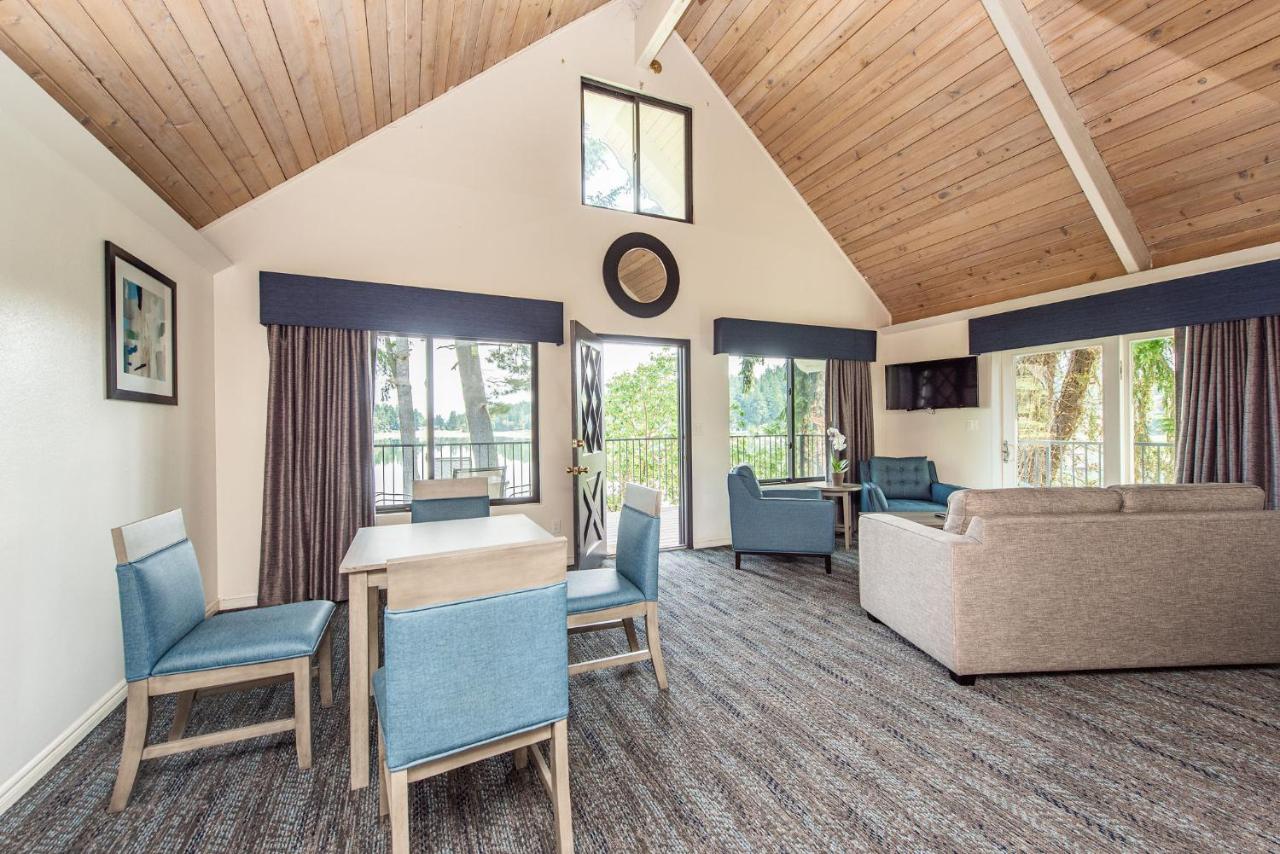 Oyster Bay Inn & Suites — photo 4