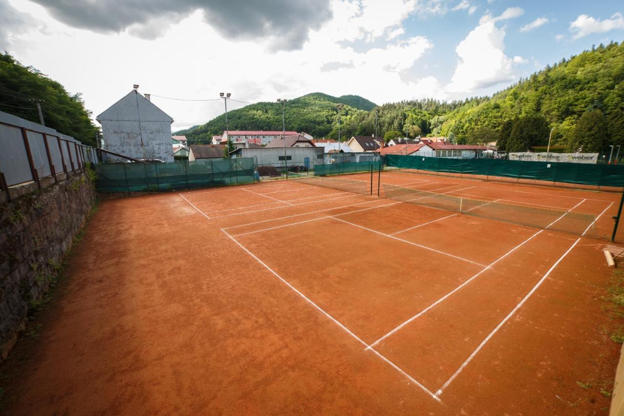 Tennis court: Hotel DARO