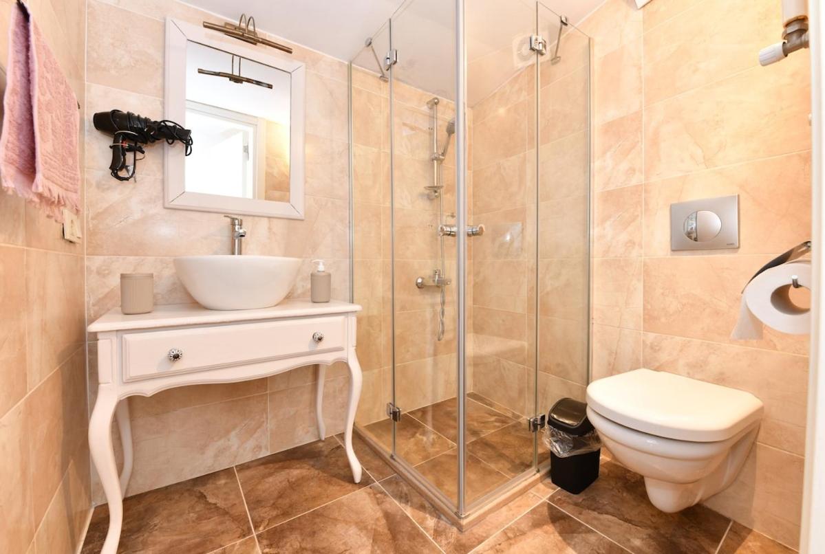 Cute Home Balcony Retro Design AC Galata - 3