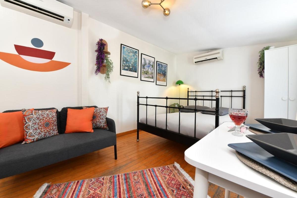 Cute Home Balcony Retro Design AC Galata - 2