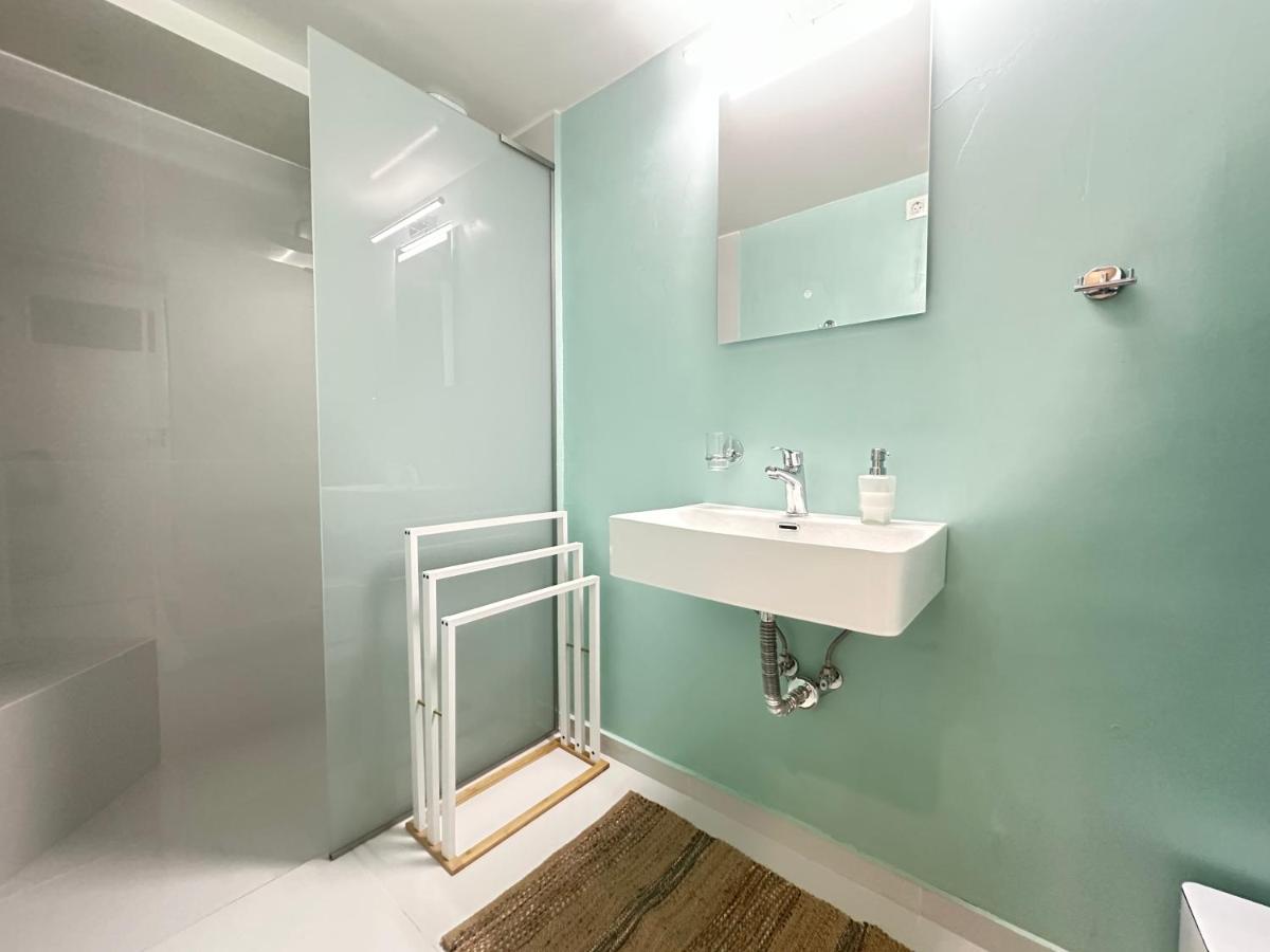 Paloma Lux Retreat-15' to Central Athens - 3