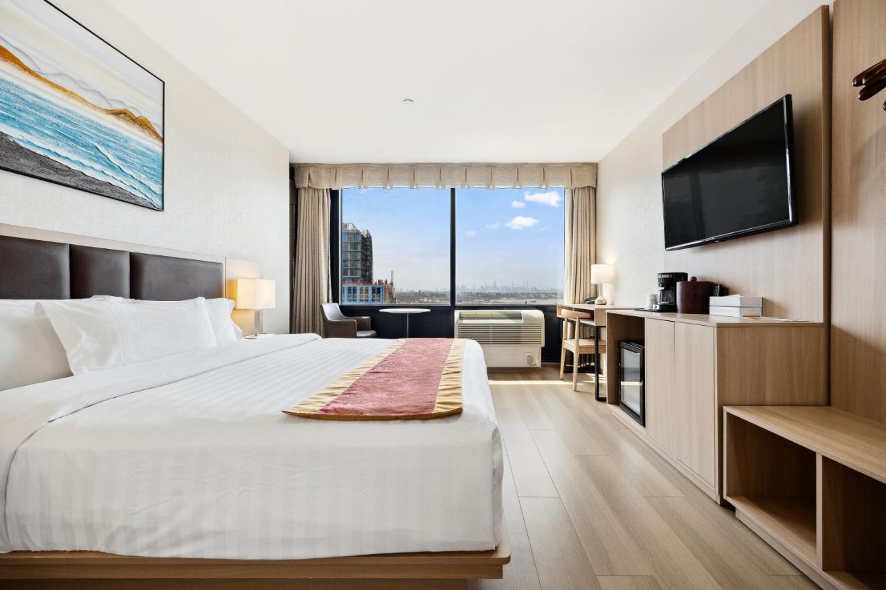 Ramada by Wyndham Flushing Queens - 2