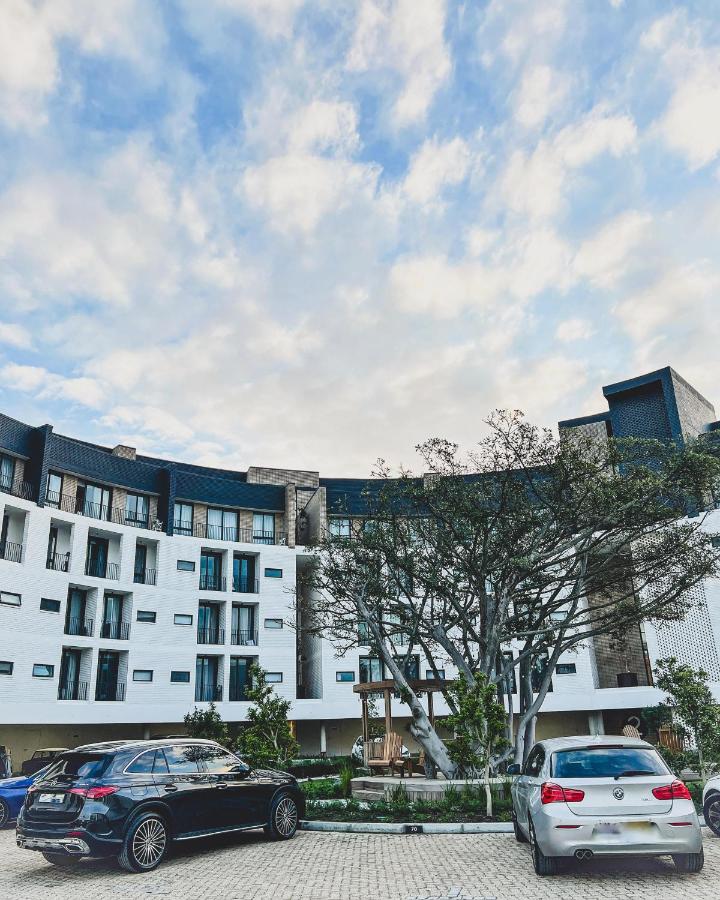 Luxe Studio - On Park near Canal walk Century City