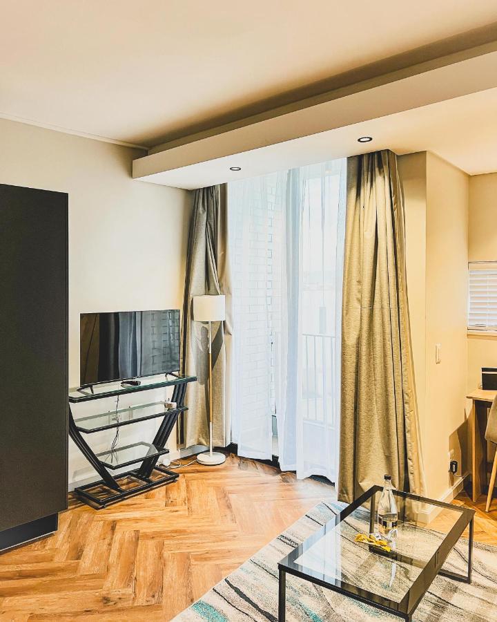 Luxe Studio - On Park near Canal walk Century City - 3