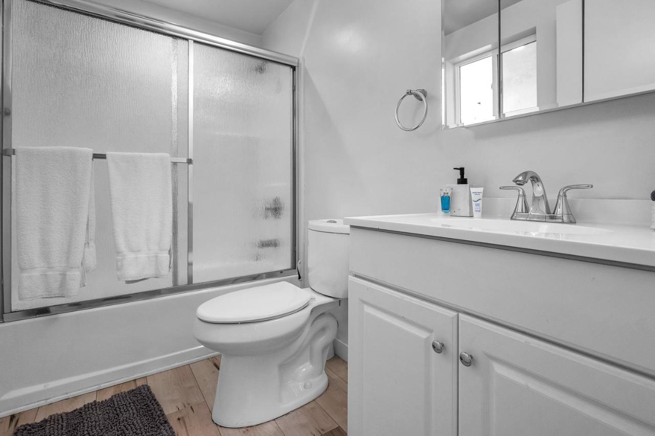 Stylish 1 Bedroom Loft in Hollywood Balcony Free Gated Parking In Unit Laundry - 3