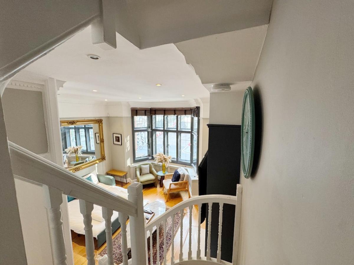 Stylish Duplex Condo Opposite Hyde Park - 4