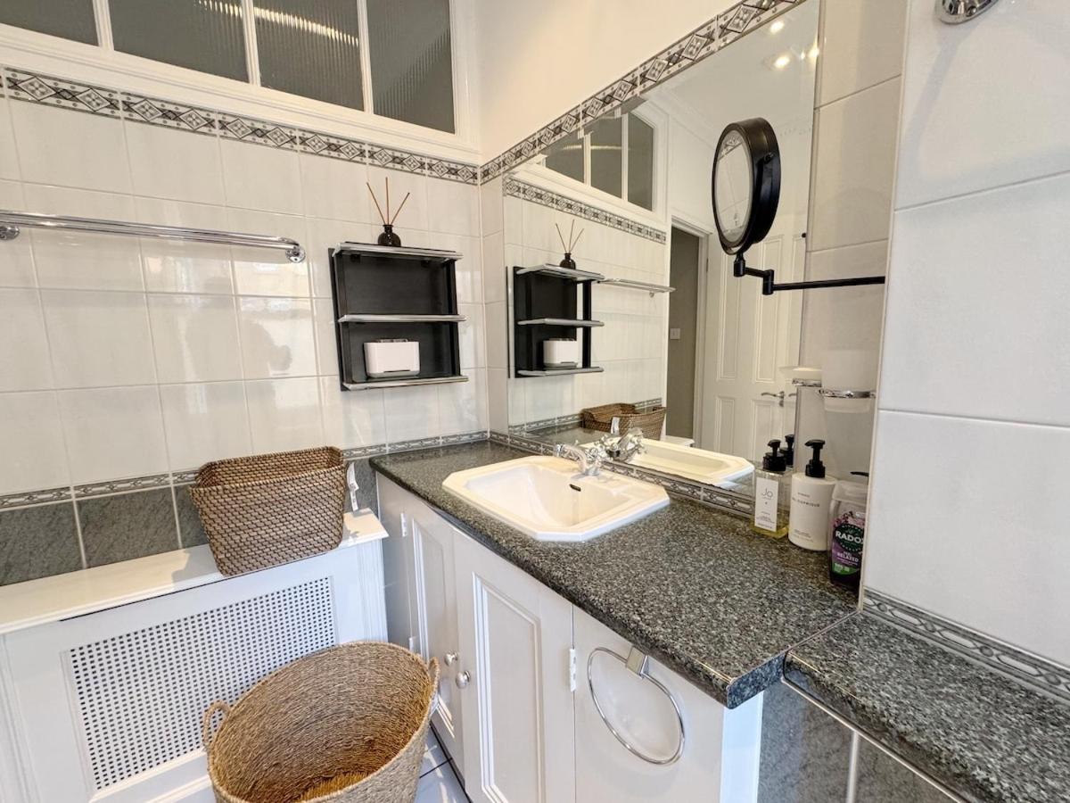 Stylish Duplex Condo Opposite Hyde Park - 3