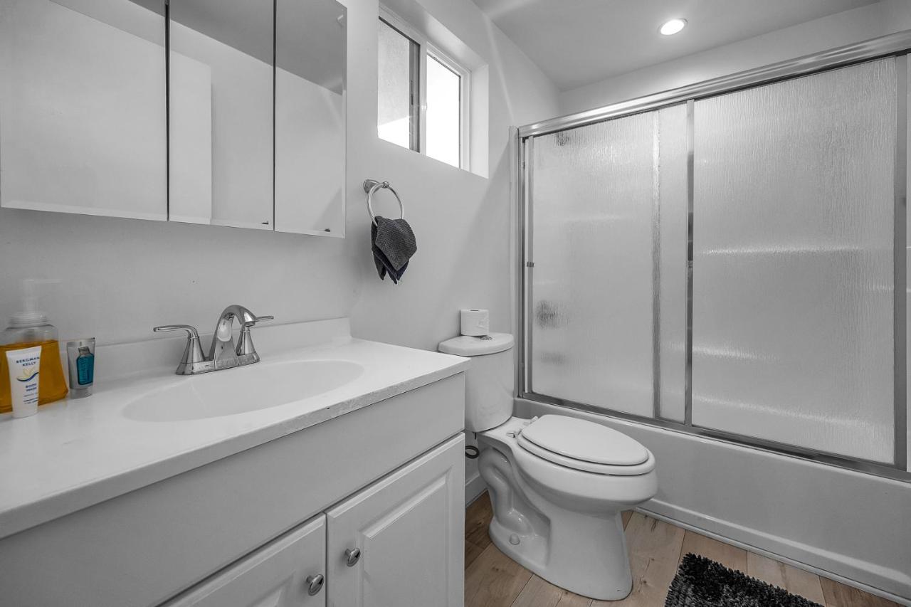 Koreatown Hollywood Urban Oasis 1 Bedroom Loft with Private Parking and Balcony - 3