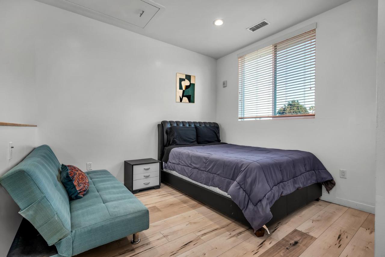 Koreatown Hollywood Urban Oasis 1 Bedroom Loft with Private Parking and Balcony - 2