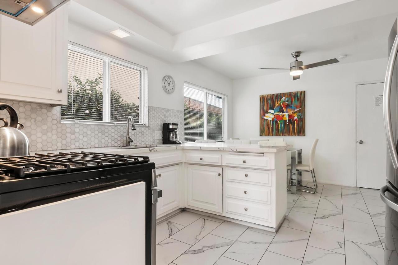 Modern spacious home close to Universal studio & Hollywood for 11 - 3