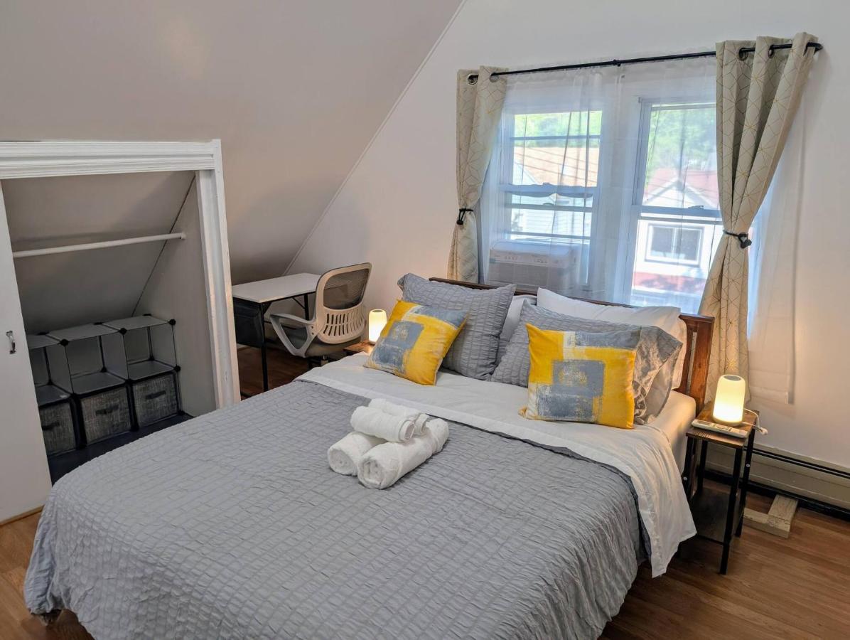 Spacious duplex retreat in city w/ Parking nearby - 2