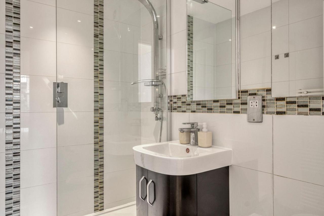 Knightsbridge Harrods 2 Bed 2 Bath with Terrace - 3