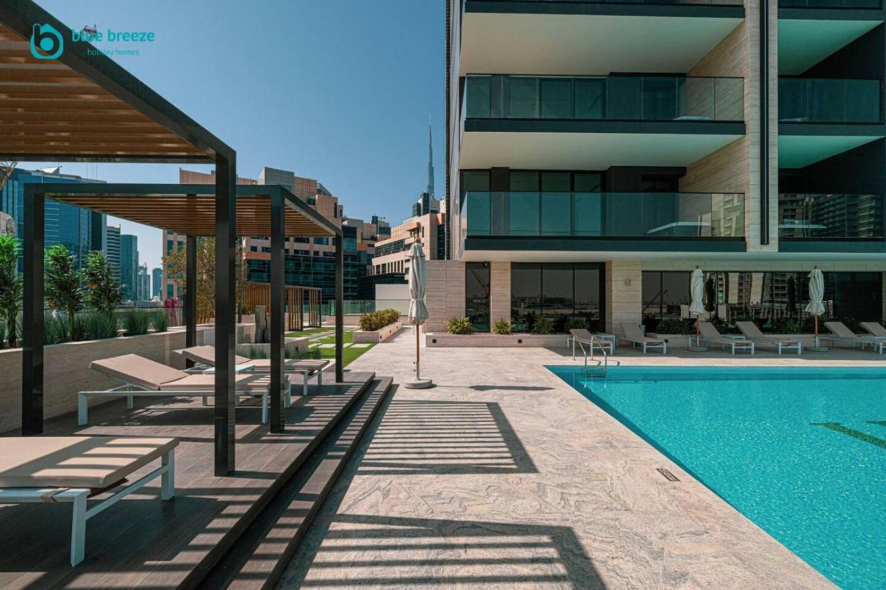 Blue Breeze - Luxurious 1BR with Private Jacuzzi & Burj View - 4