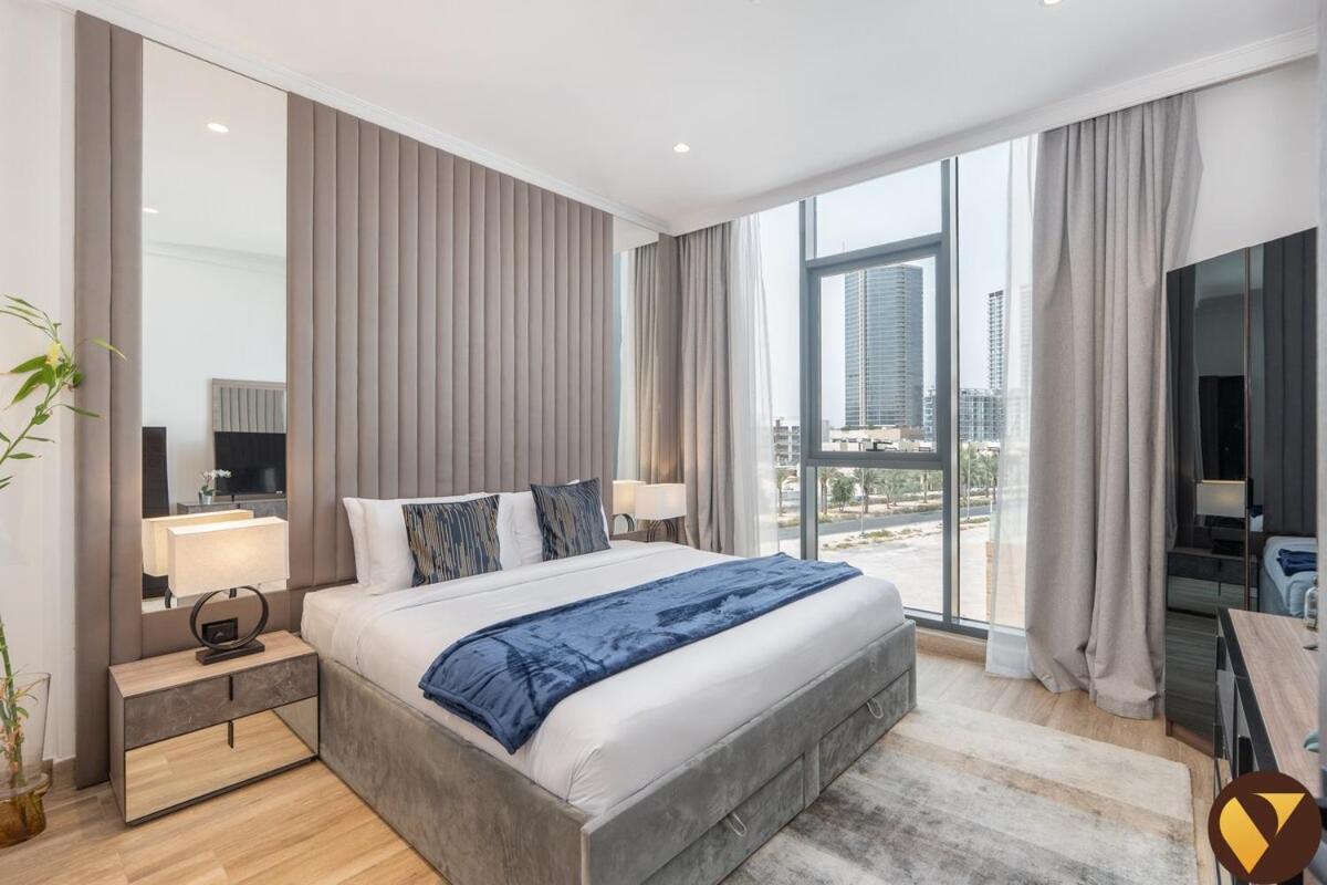 Vogue Vacation Homes, JVC Chaimaa Avenue near Circle Mall, One Bedroom Apartment with Balcony and City View, Access to all Amenities - 4