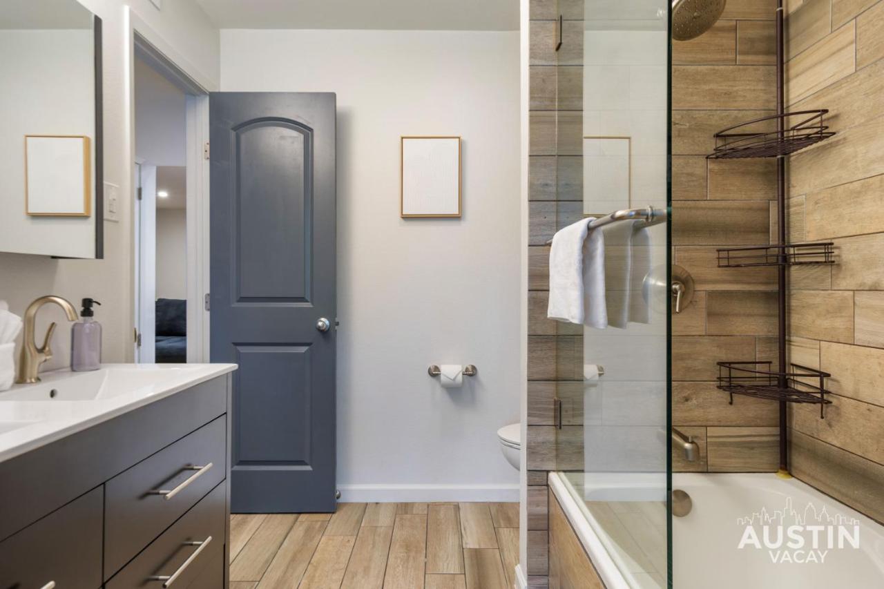 1BR 1BA Pet Friendly Condo w Pool, Gym, Walk to SoCo and Lake by Austin Vacay - 2