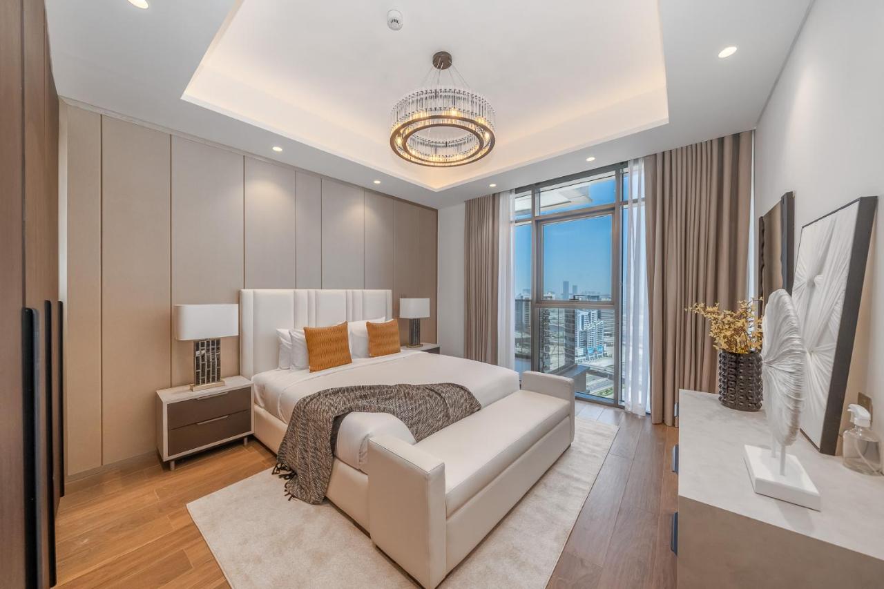 Sky-High 2BR Escape Stylish Stay Near Dubai Mall - 2