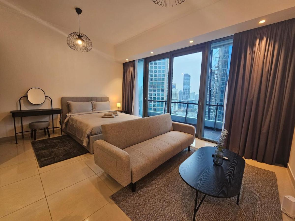 Dubai Silverene Tower with large balcony and high floor Marina views